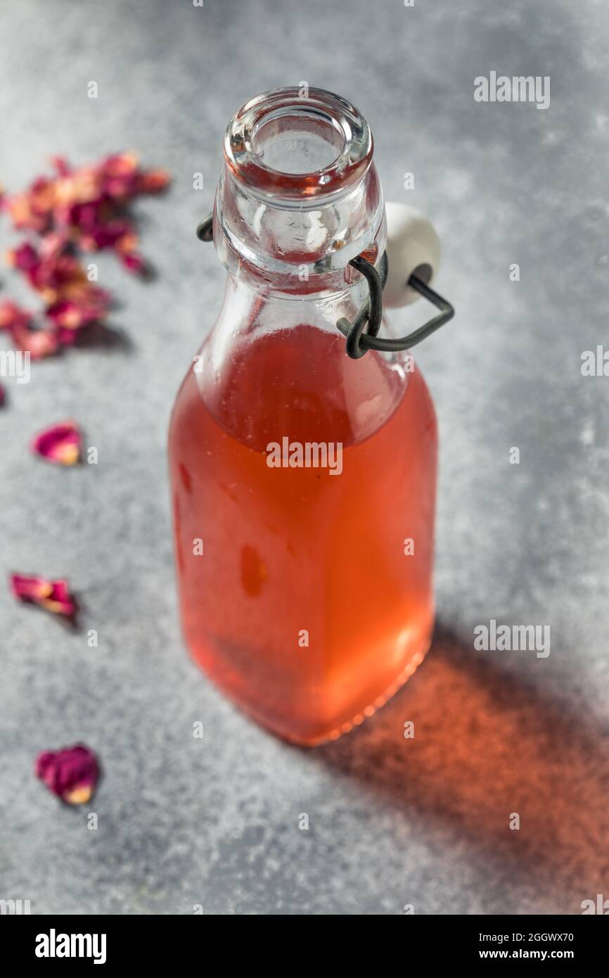 Dolce rinfrescante petalo di rosa sciroppo semplice in una bottiglia Foto Stock