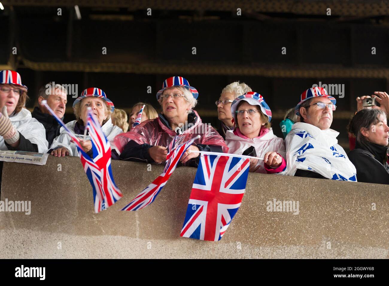 Spettatori che guardano, il Tamigi Diamond Jubilee Pageant dalla South Bank di Londra. Il Pageant era composto da centinaia di barche che navigavano dal ponte di Battersea al ponte della Torre per celebrare i 60 anni della regina Elisabetta II sul trono. Milioni di persone hanno fiancheggiato le rive del Tamigi per guardare lo spettacolo. South Bank, Londra, Regno Unito. 3 Giu 2012 Foto Stock