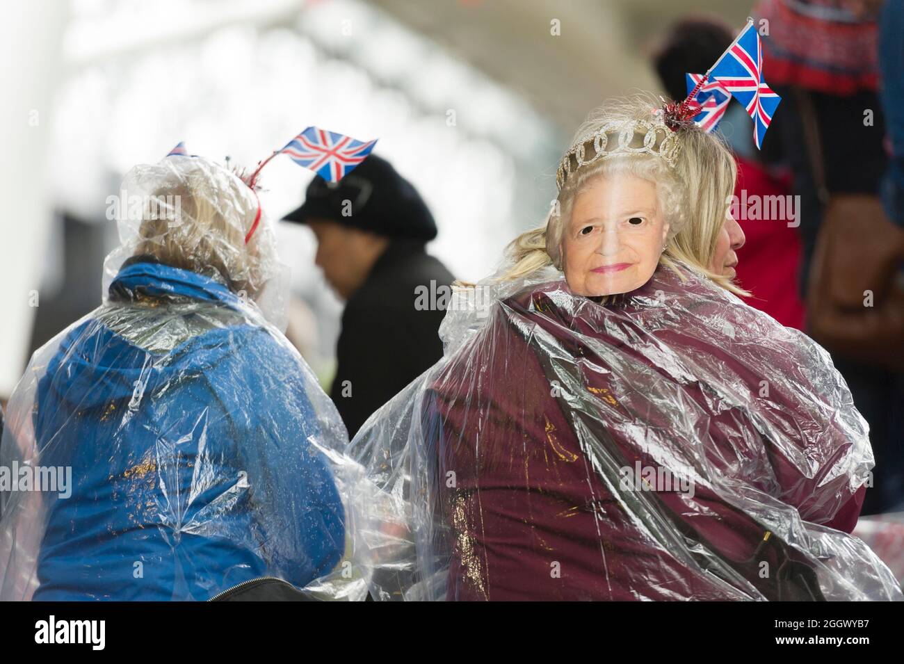 Spettatori che guardano, il Tamigi Diamond Jubilee Pageant dalla South Bank di Londra. Il Pageant era composto da centinaia di barche che navigavano dal ponte di Battersea al ponte della Torre per celebrare i 60 anni della regina Elisabetta II sul trono. Milioni di persone hanno fiancheggiato le rive del Tamigi per guardare lo spettacolo. South Bank, Londra, Regno Unito. 3 Giu 2012 Foto Stock