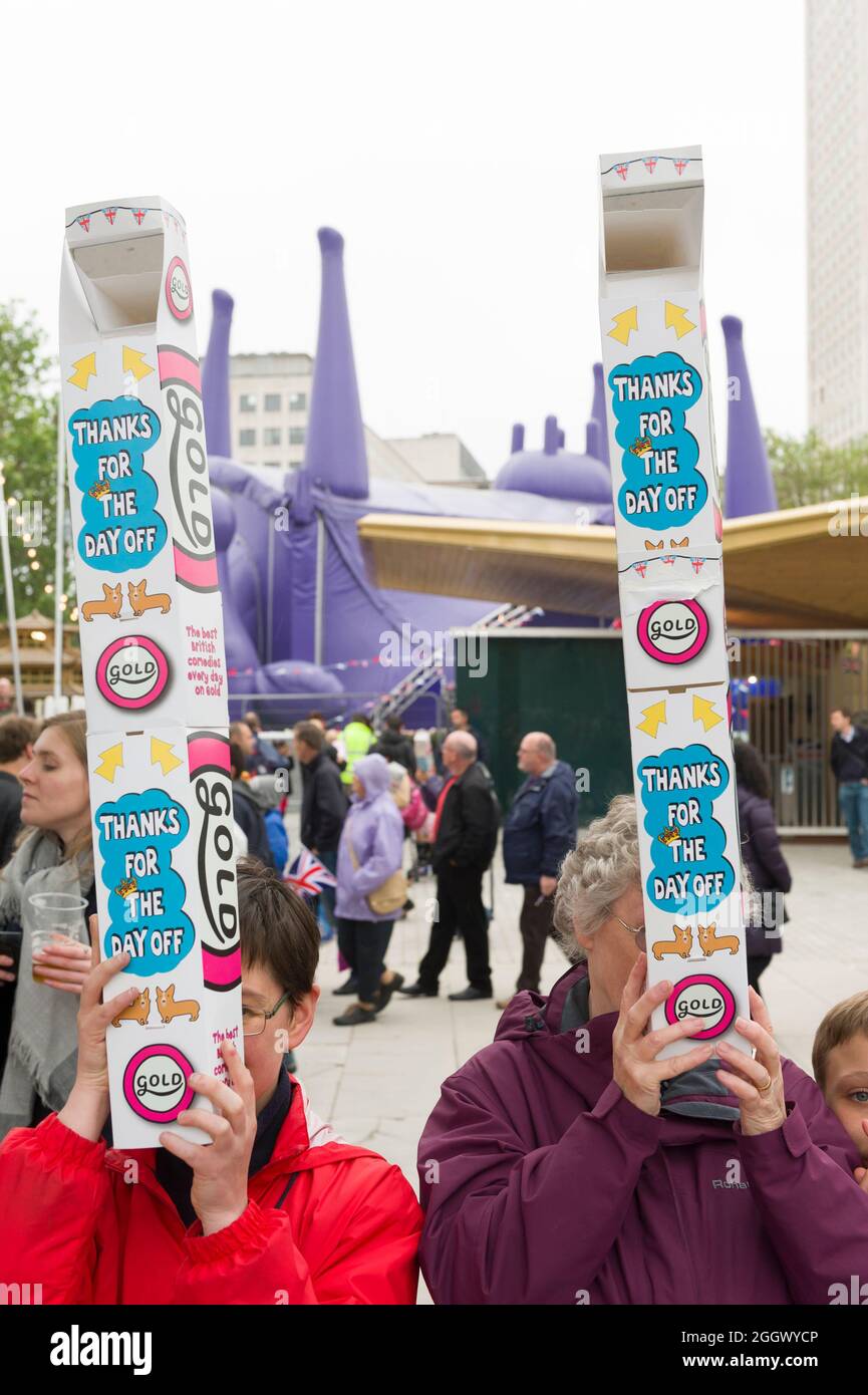 Spettatori che guardano, il Tamigi Diamond Jubilee Pageant dalla South Bank di Londra. Il Pageant era composto da centinaia di barche che navigavano dal ponte di Battersea al ponte della Torre per celebrare i 60 anni della regina Elisabetta II sul trono. Milioni di persone hanno fiancheggiato le rive del Tamigi per guardare lo spettacolo. South Bank, Londra, Regno Unito. 3 Giu 2012 Foto Stock