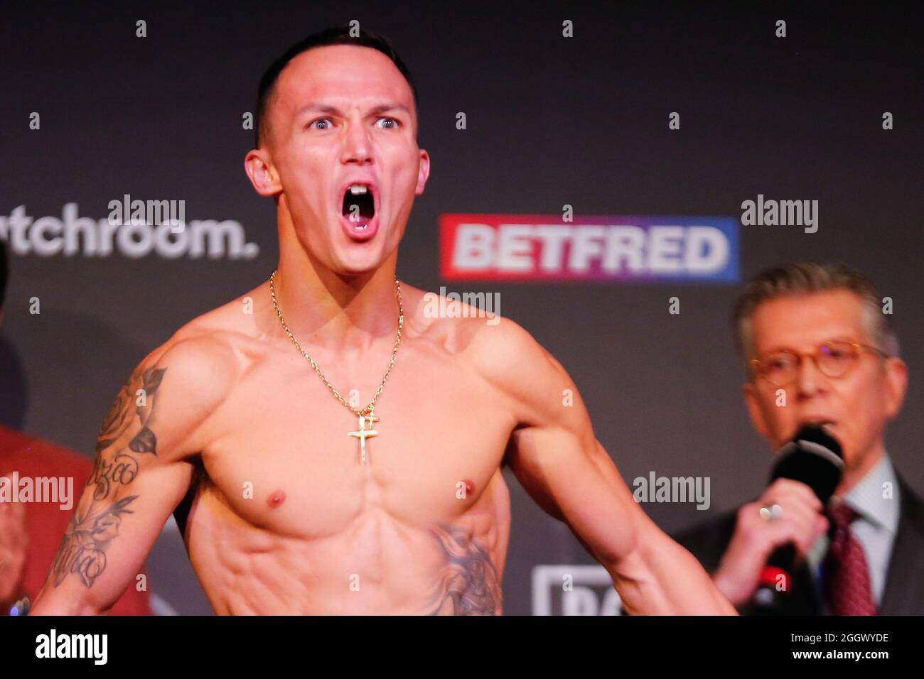 Leeds, Regno Unito. 03 Settembre 2021. New Dock Hall, Armouries Drive, Leeds, West Yorkshire, 3 settembre 2021 Josh Warrington posa durante il pesato per la prossima battaglia allo stadio Emerald Headingley di Leeds contro Mauricio Lara. Credit: Touchlinepics/Alamy Live News Foto Stock