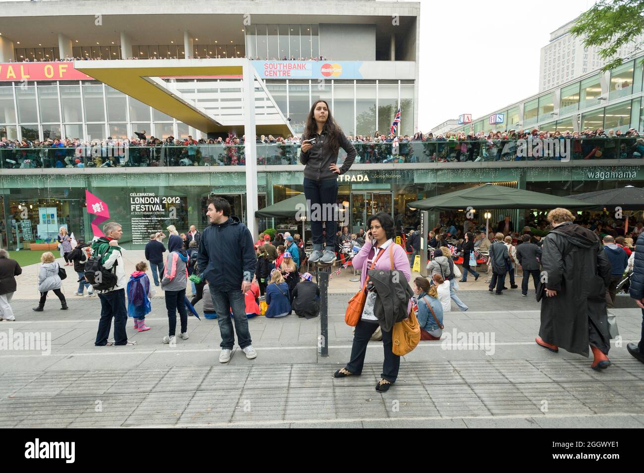 Spettatori che guardano, il Tamigi Diamond Jubilee Pageant dalla South Bank di Londra. Il Pageant era composto da centinaia di barche che navigavano dal ponte di Battersea al ponte della Torre per celebrare i 60 anni della regina Elisabetta II sul trono. Milioni di persone hanno fiancheggiato le rive del Tamigi per guardare lo spettacolo. South Bank, Londra, Regno Unito. 3 Giu 2012 Foto Stock