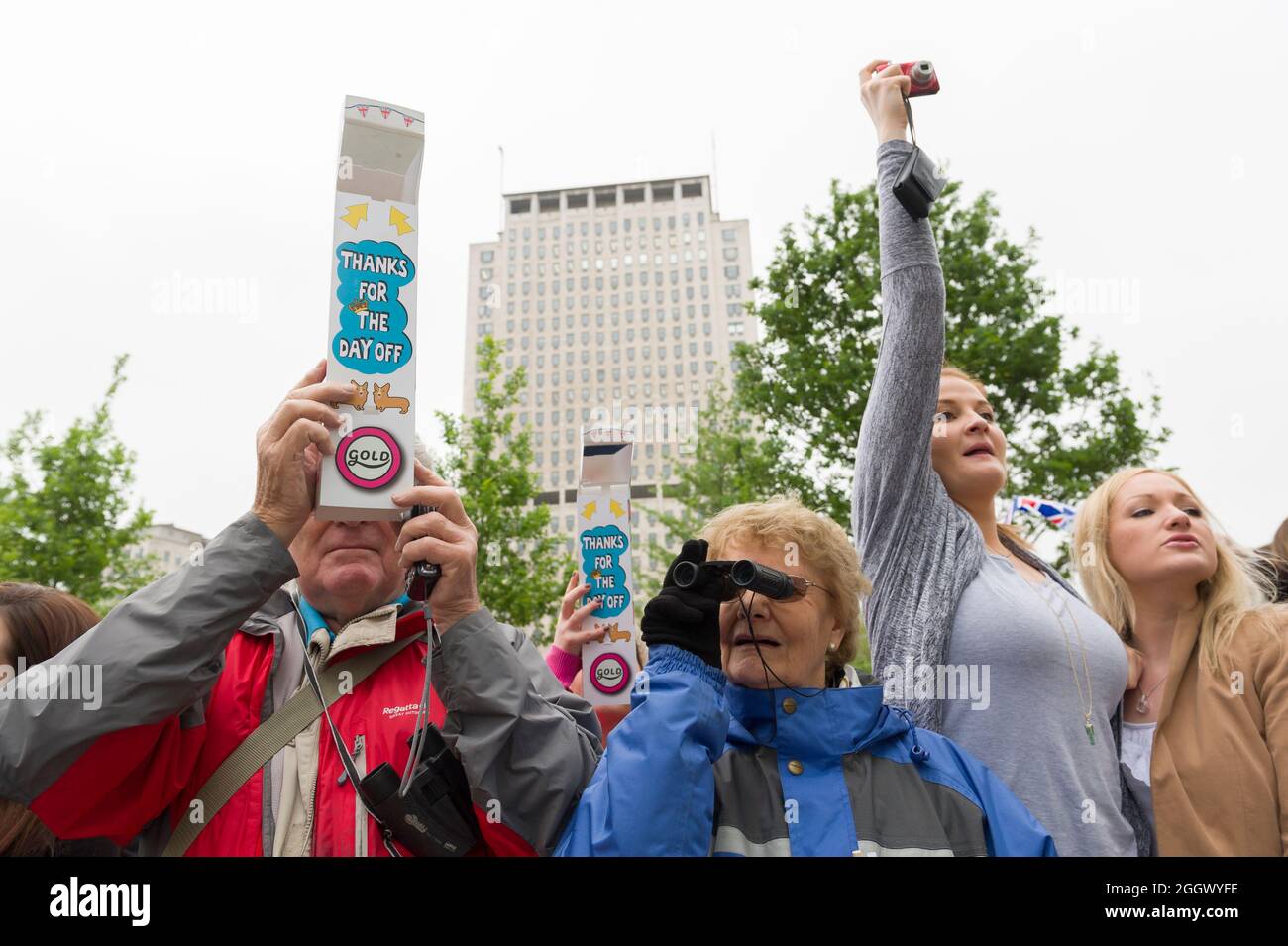Spettatori che guardano, il Tamigi Diamond Jubilee Pageant dalla South Bank di Londra. Il Pageant era composto da centinaia di barche che navigavano dal ponte di Battersea al ponte della Torre per celebrare i 60 anni della regina Elisabetta II sul trono. Milioni di persone hanno fiancheggiato le rive del Tamigi per guardare lo spettacolo. South Bank, Londra, Regno Unito. 3 Giu 2012 Foto Stock