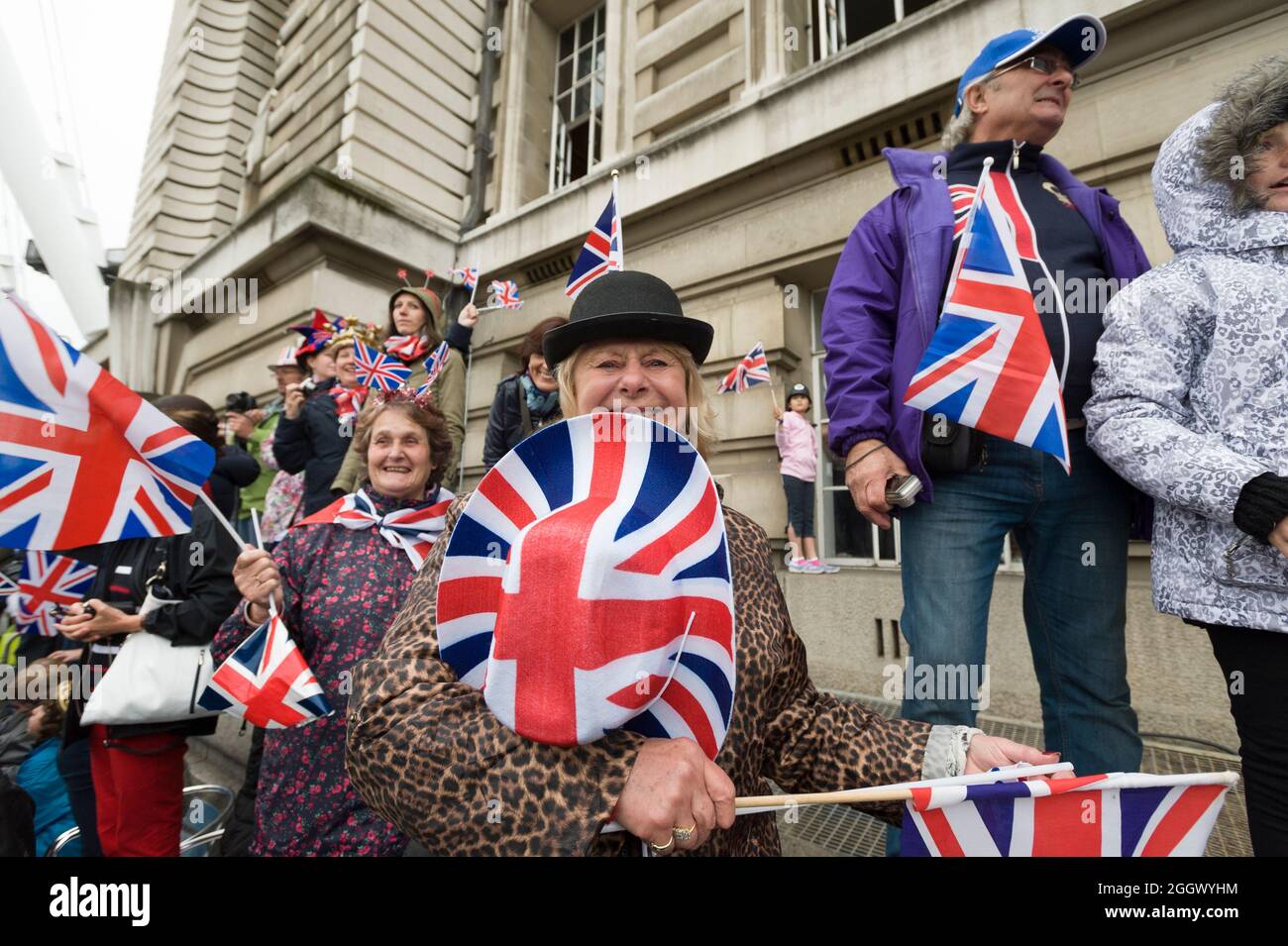 Spettatori che guardano, il Tamigi Diamond Jubilee Pageant dalla South Bank di Londra. Il Pageant era composto da centinaia di barche che navigavano dal ponte di Battersea al ponte della Torre per celebrare i 60 anni della regina Elisabetta II sul trono. Milioni di persone hanno fiancheggiato le rive del Tamigi per guardare lo spettacolo. South Bank, Londra, Regno Unito. 3 Giu 2012 Foto Stock