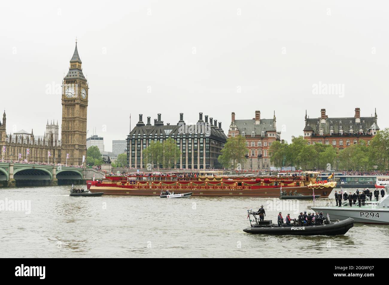La chiatta della Regina 'lo Spirito di Chartwell' passando il Palace Westminister durante il Thames Diamond Jubilee Pageant a Londra, in Gran Bretagna. Il Pageant era composto da centinaia di barche che navigavano dal ponte di Battersea al ponte della Torre per celebrare i 60 anni della regina Elisabetta II sul trono. Milioni di persone hanno fiancheggiato le rive del Tamigi per guardare lo spettacolo. South Bank, Londra, Regno Unito. 3 Giu 2012 Foto Stock