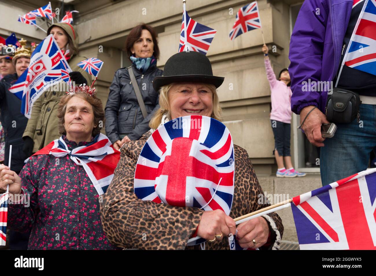 Spettatori che guardano, il Tamigi Diamond Jubilee Pageant dalla South Bank di Londra. Il Pageant era composto da centinaia di barche che navigavano dal ponte di Battersea al ponte della Torre per celebrare i 60 anni della regina Elisabetta II sul trono. Milioni di persone hanno fiancheggiato le rive del Tamigi per guardare lo spettacolo. South Bank, Londra, Regno Unito. 3 Giu 2012 Foto Stock