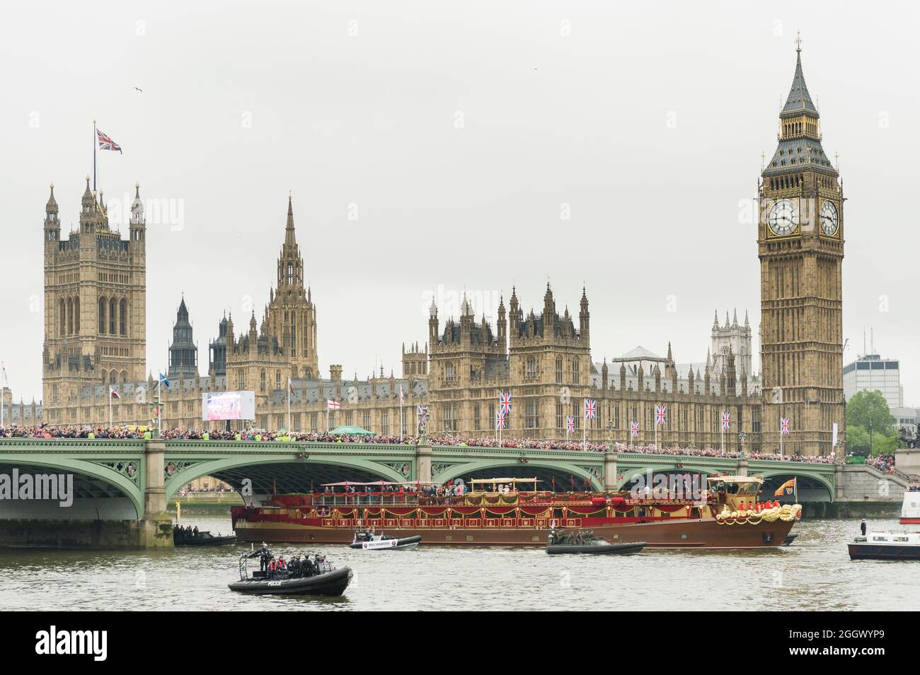 La chiatta della Regina 'lo Spirito di Chartwell' passando il Palace Westminister durante il Thames Diamond Jubilee Pageant a Londra, in Gran Bretagna. Il Pageant era composto da centinaia di barche che navigavano dal ponte di Battersea al ponte della Torre per celebrare i 60 anni della regina Elisabetta II sul trono. Milioni di persone hanno fiancheggiato le rive del Tamigi per guardare lo spettacolo. South Bank, Londra, Regno Unito. 3 Giu 2012 Foto Stock