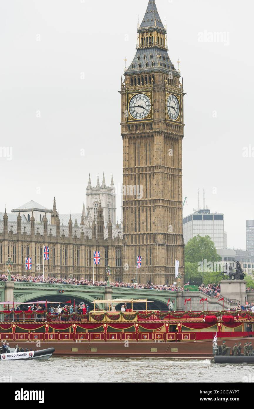 La chiatta della Regina 'lo Spirito di Chartwell' passando il Palace Westminister durante il Thames Diamond Jubilee Pageant a Londra, in Gran Bretagna. Il Pageant era composto da centinaia di barche che navigavano dal ponte di Battersea al ponte della Torre per celebrare i 60 anni della regina Elisabetta II sul trono. Milioni di persone hanno fiancheggiato le rive del Tamigi per guardare lo spettacolo. South Bank, Londra, Regno Unito. 3 Giu 2012 Foto Stock