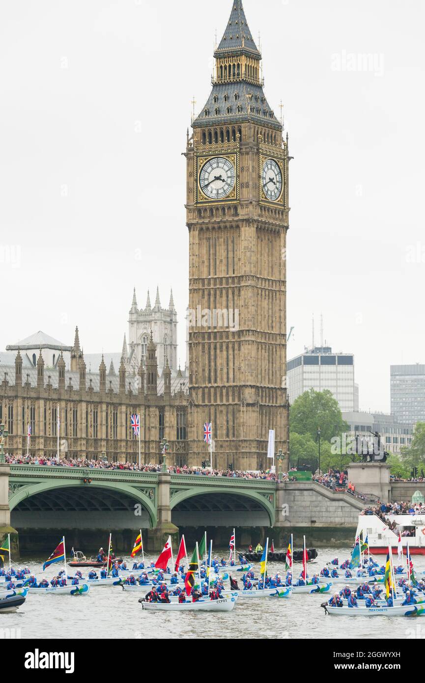 Una flottiglia di cinquantacinque Trinity 500's con cadetti di mare da tutta la Gran Bretagna, porta le 54 bandiere del Commonwealth che prendono parte al Thames Diamond Jubilee Pageant passando per il Palazzo di Westminster Londra, Gran Bretagna. Il Pageant era composto da centinaia di barche che navigavano dal ponte di Battersea al ponte della Torre per celebrare i 60 anni della regina Elisabetta II sul trono. Milioni di persone hanno fiancheggiato le rive del Tamigi per guardare lo spettacolo. South Bank, Londra, Regno Unito. 3 Giu 2012 Foto Stock