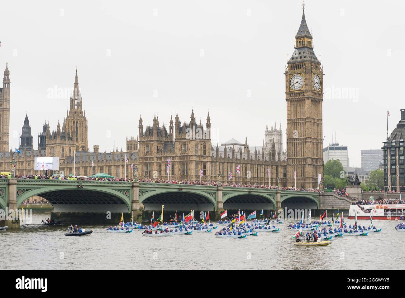 Una flottiglia di cinquantacinque Trinity 500's con cadetti di mare da tutta la Gran Bretagna, porta le 54 bandiere del Commonwealth che prendono parte al Thames Diamond Jubilee Pageant passando per il Palazzo di Westminster Londra, Gran Bretagna. Il Pageant era composto da centinaia di barche che navigavano dal ponte di Battersea al ponte della Torre per celebrare i 60 anni della regina Elisabetta II sul trono. Milioni di persone hanno fiancheggiato le rive del Tamigi per guardare lo spettacolo. South Bank, Londra, Regno Unito. 3 Giu 2012 Foto Stock