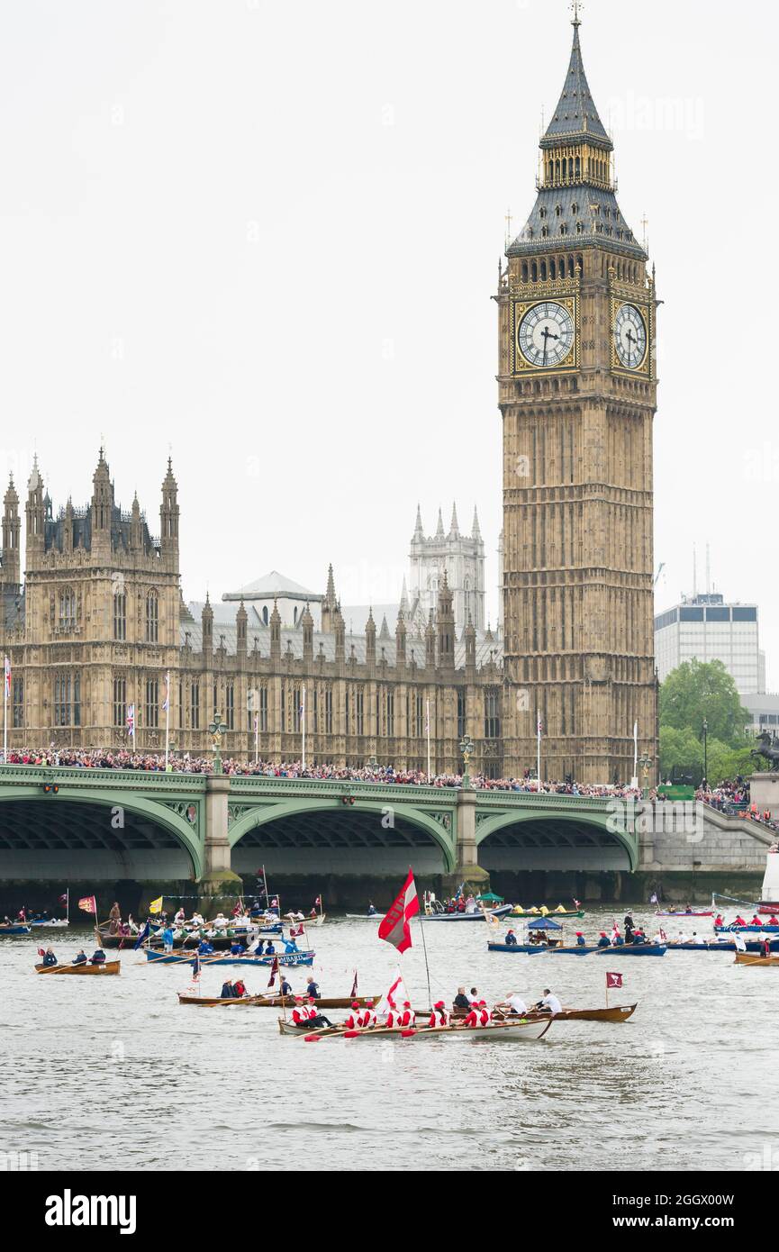 Parte del Thames Diamond Jubilee Pageant passando per il Palazzo di Westminster Londra, Gran Bretagna. Il Pageant era composto da centinaia di barche che navigavano dal ponte di Battersea al ponte della Torre per celebrare i 60 anni della regina Elisabetta II sul trono. Milioni di persone hanno fiancheggiato le rive del Tamigi per guardare lo spettacolo. South Bank, Londra, Regno Unito. 3 Giu 2012 Foto Stock