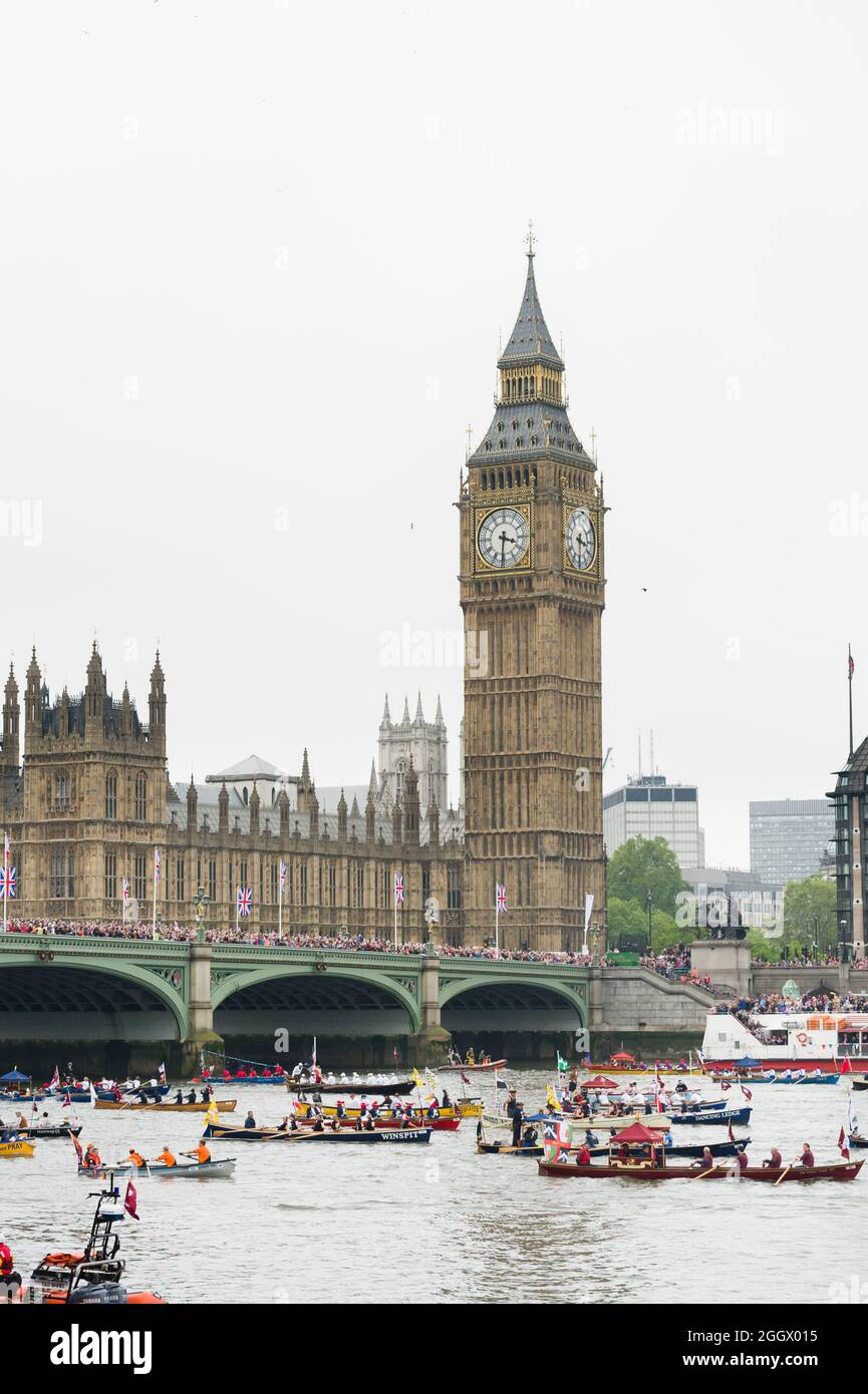 Parte del Thames Diamond Jubilee Pageant passando per il Palazzo di Westminster Londra, Gran Bretagna. Il Pageant era composto da centinaia di barche che navigavano dal ponte di Battersea al ponte della Torre per celebrare i 60 anni della regina Elisabetta II sul trono. Milioni di persone hanno fiancheggiato le rive del Tamigi per guardare lo spettacolo. South Bank, Londra, Regno Unito. 3 Giu 2012 Foto Stock