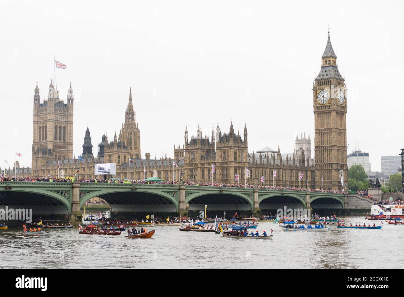 Parte del Thames Diamond Jubilee Pageant passando per il Palazzo di Westminster Londra, Gran Bretagna. Il Pageant era composto da centinaia di barche che navigavano dal ponte di Battersea al ponte della Torre per celebrare i 60 anni della regina Elisabetta II sul trono. Milioni di persone hanno fiancheggiato le rive del Tamigi per guardare lo spettacolo. South Bank, Londra, Regno Unito. 3 Giu 2012 Foto Stock