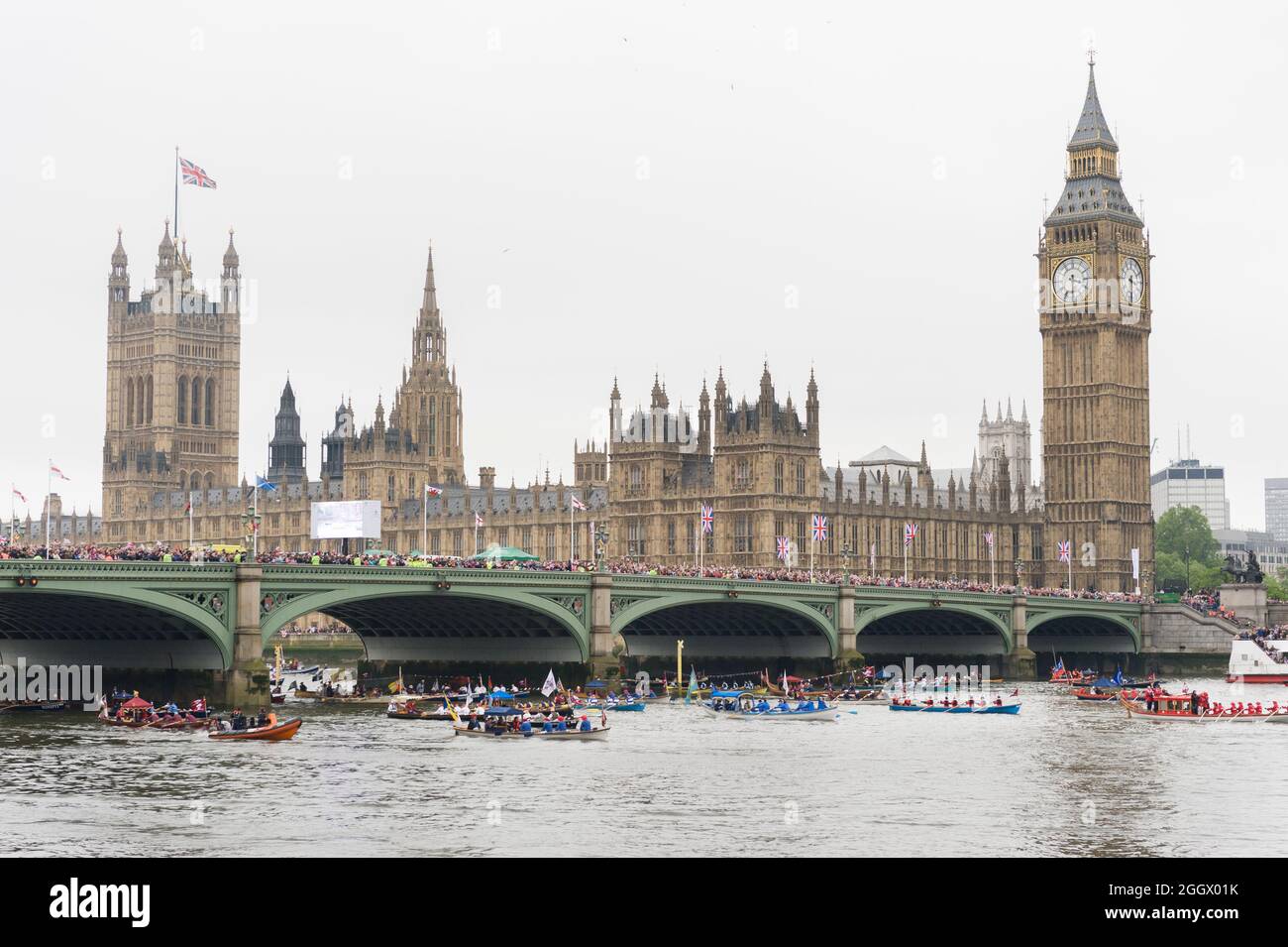 Parte del Thames Diamond Jubilee Pageant passando per il Palazzo di Westminster Londra, Gran Bretagna. Il Pageant era composto da centinaia di barche che navigavano dal ponte di Battersea al ponte della Torre per celebrare i 60 anni della regina Elisabetta II sul trono. Milioni di persone hanno fiancheggiato le rive del Tamigi per guardare lo spettacolo. South Bank, Londra, Regno Unito. 3 Giu 2012 Foto Stock