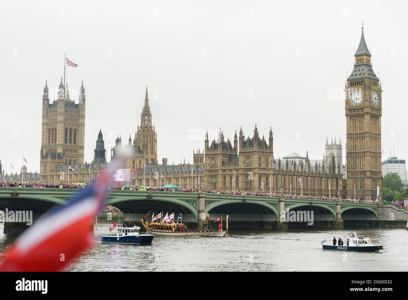 La chiatta della Regina 'Gloriana' passando il Palace Westminister durante il Thames Diamond Jubilee Pageant a Londra, in Gran Bretagna. Il Pageant era composto da centinaia di barche che navigavano dal ponte di Battersea al ponte della Torre per celebrare i 60 anni della regina Elisabetta II sul trono. Milioni di persone hanno fiancheggiato le rive del Tamigi per guardare lo spettacolo. South Bank, Londra, Regno Unito. 3 Giu 2012 Foto Stock