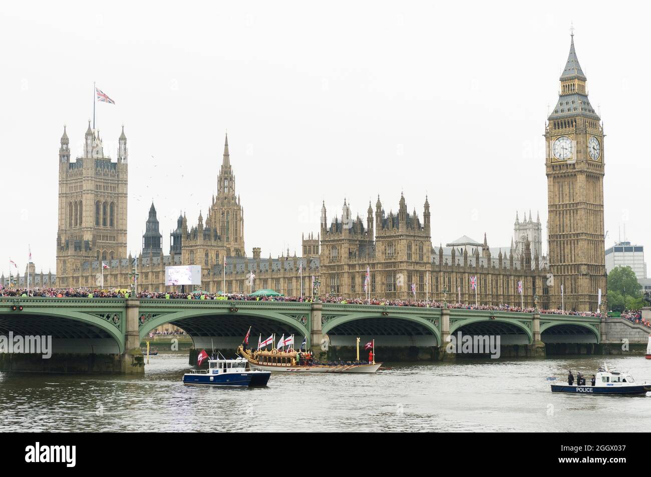 La chiatta della Regina 'Gloriana' passando il Palace Westminister durante il Thames Diamond Jubilee Pageant a Londra, in Gran Bretagna. Il Pageant era composto da centinaia di barche che navigavano dal ponte di Battersea al ponte della Torre per celebrare i 60 anni della regina Elisabetta II sul trono. Milioni di persone hanno fiancheggiato le rive del Tamigi per guardare lo spettacolo. South Bank, Londra, Regno Unito. 3 Giu 2012 Foto Stock