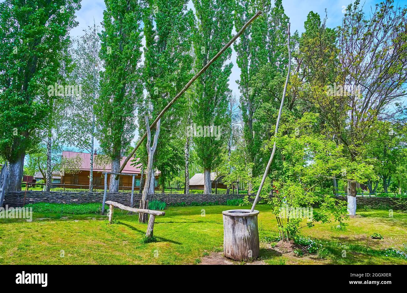 La vecchia gru di legno bene nel cortile della fattoria, Pereiaslav Scansen, Ucraina Foto Stock