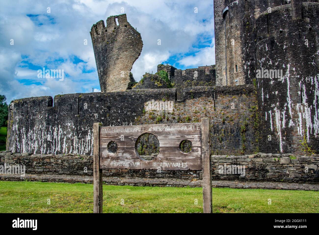 Castello di Caerphilly, gli stock e la torre pendente. Foto Stock