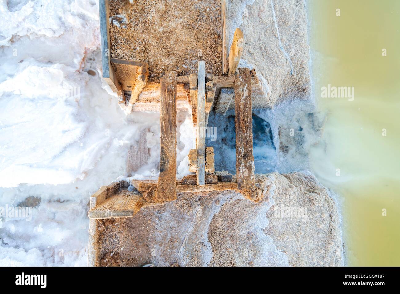 Una piccola diga di legno tra stagni di sale a salines a Faro, Algarve, Portogallo Foto Stock