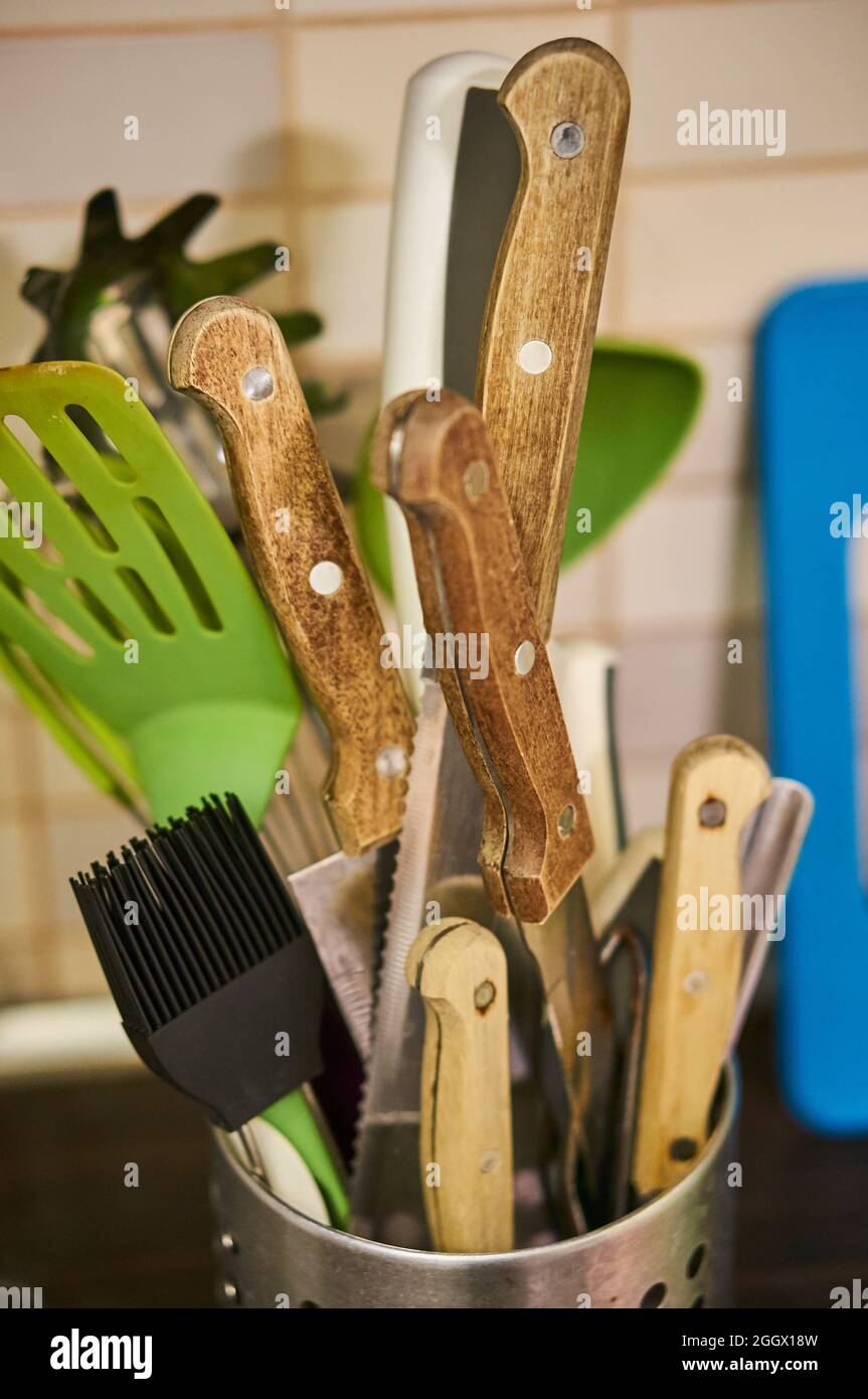 POZNA, POLONIA - Nov 21, 2017: Un mazzo di coltelli e altre attrezzature da cucina in un contenitore metallico. Foto Stock