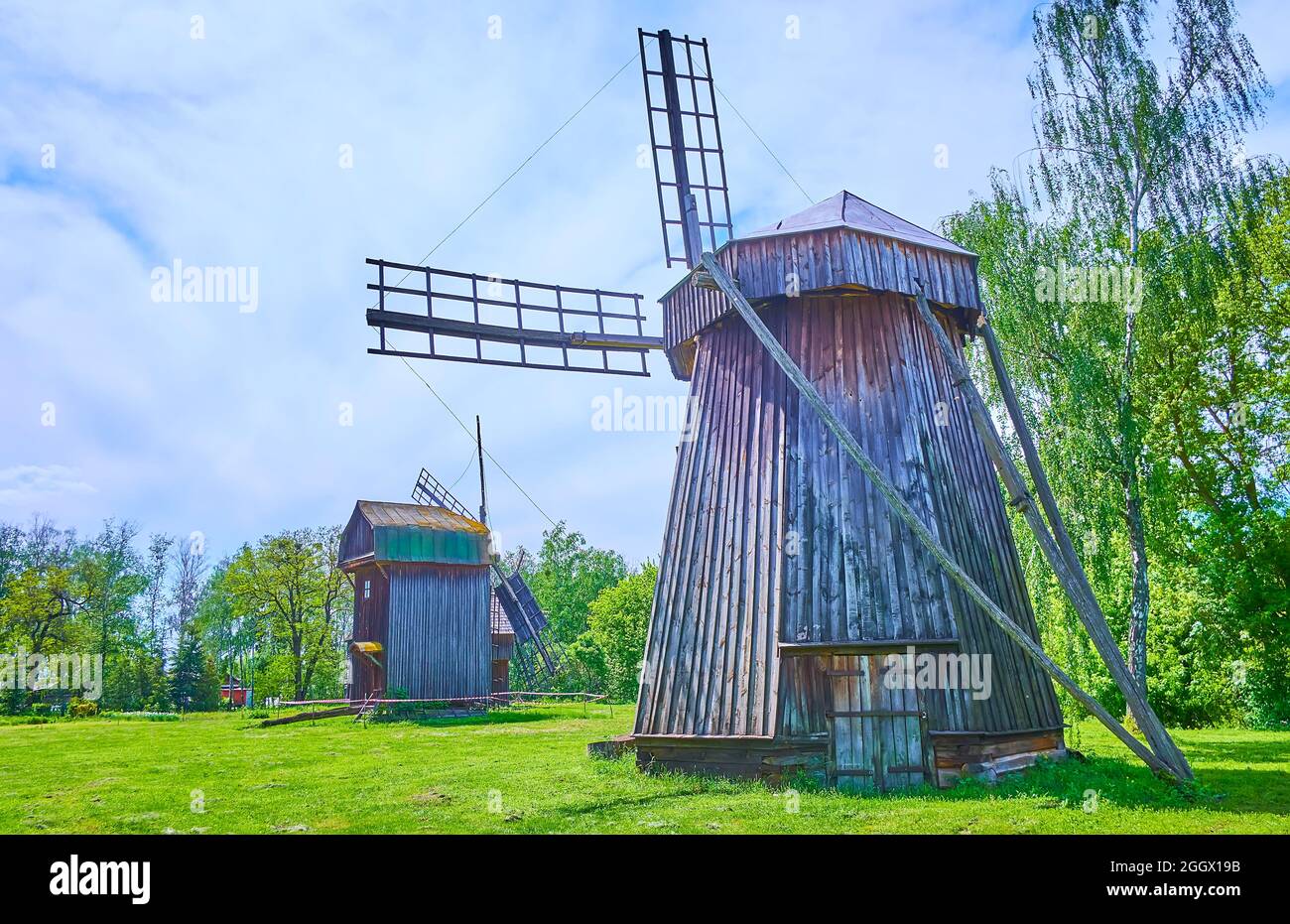 PEREIASLAV, UCRAINA - 22 MAGGIO 2021: Esplora diversi mulini a vento storici in legno a Pereiaslav Scansen, il 22 maggio a Pereiaslav Foto Stock
