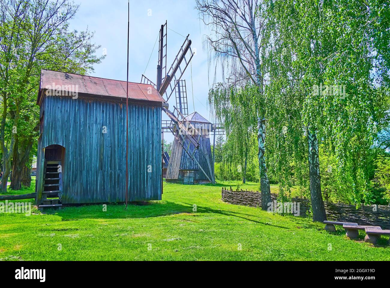 PEREIASLAV, UCRAINA - 22 MAGGIO 2021: Il prato verde con vecchi mulini a vento in legno, Pereiaslav Scansen, il 22 maggio a Pereiaslav Foto Stock