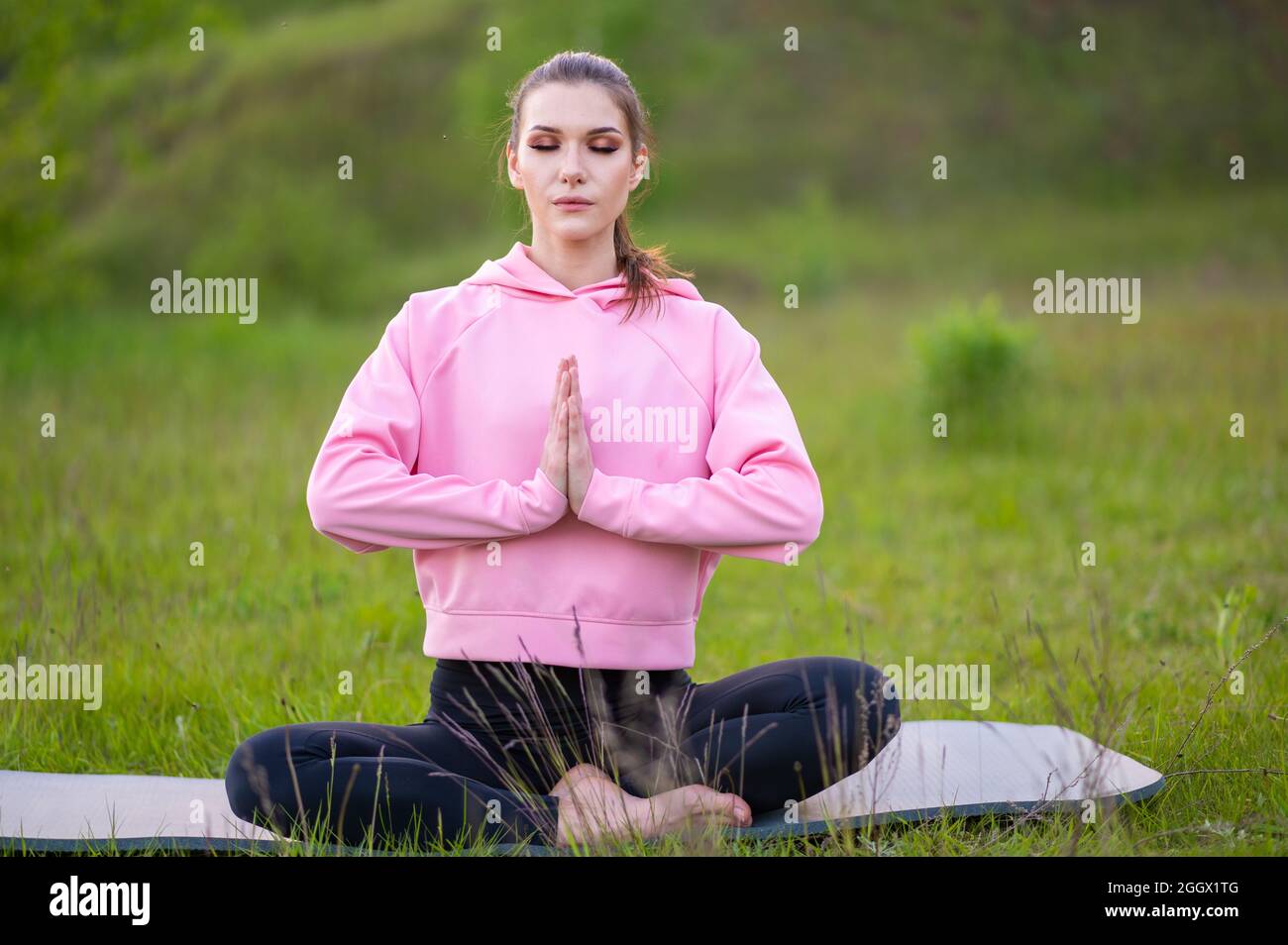 foto concettuale di yoga pratica e uno stile di vita sano sulla natura Foto Stock