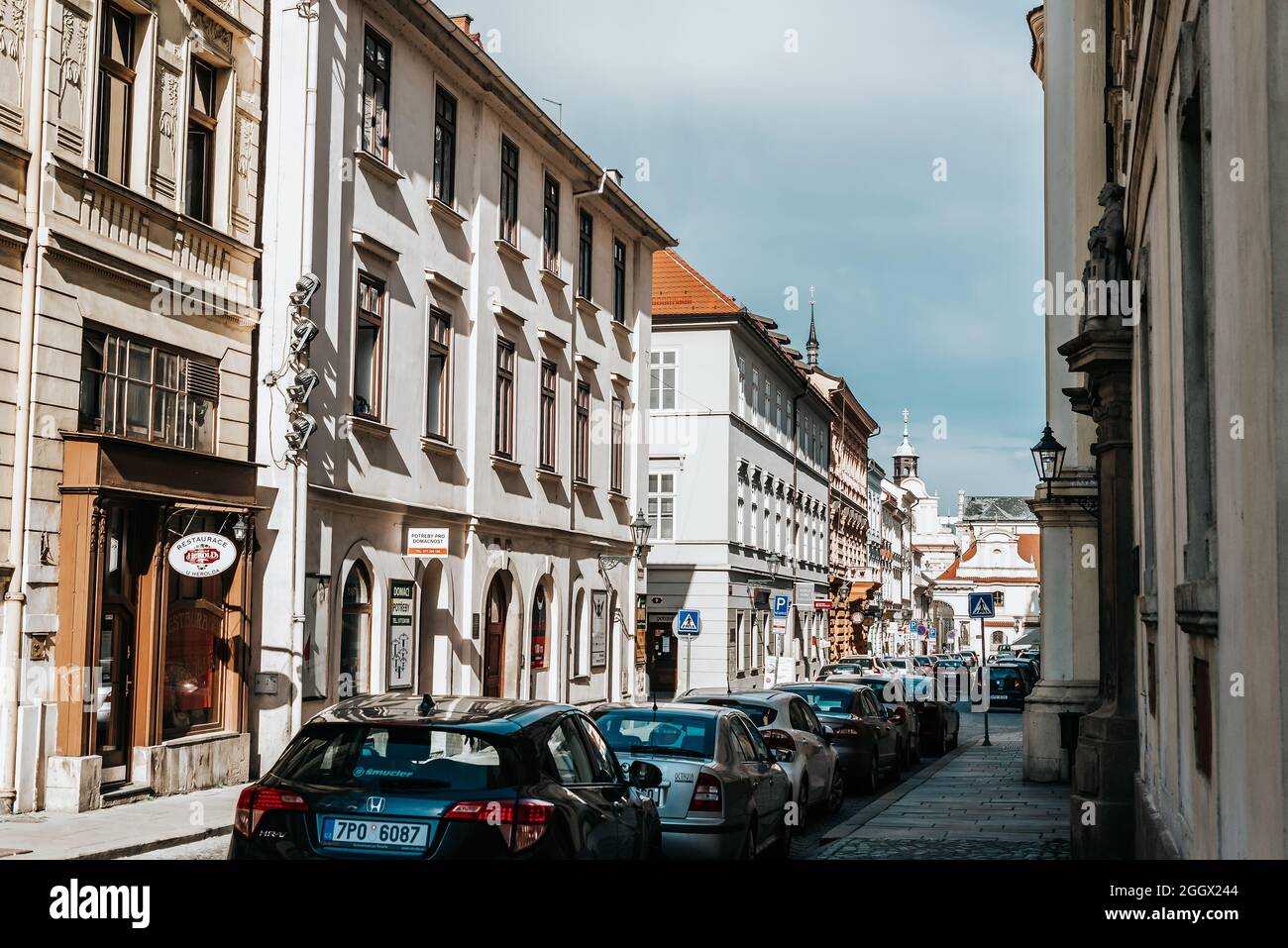 Pilsen, Repubblica Ceca - Maggio 22 2017: Strada stretta nel centro storico di Plzen (Pilsen) Foto Stock