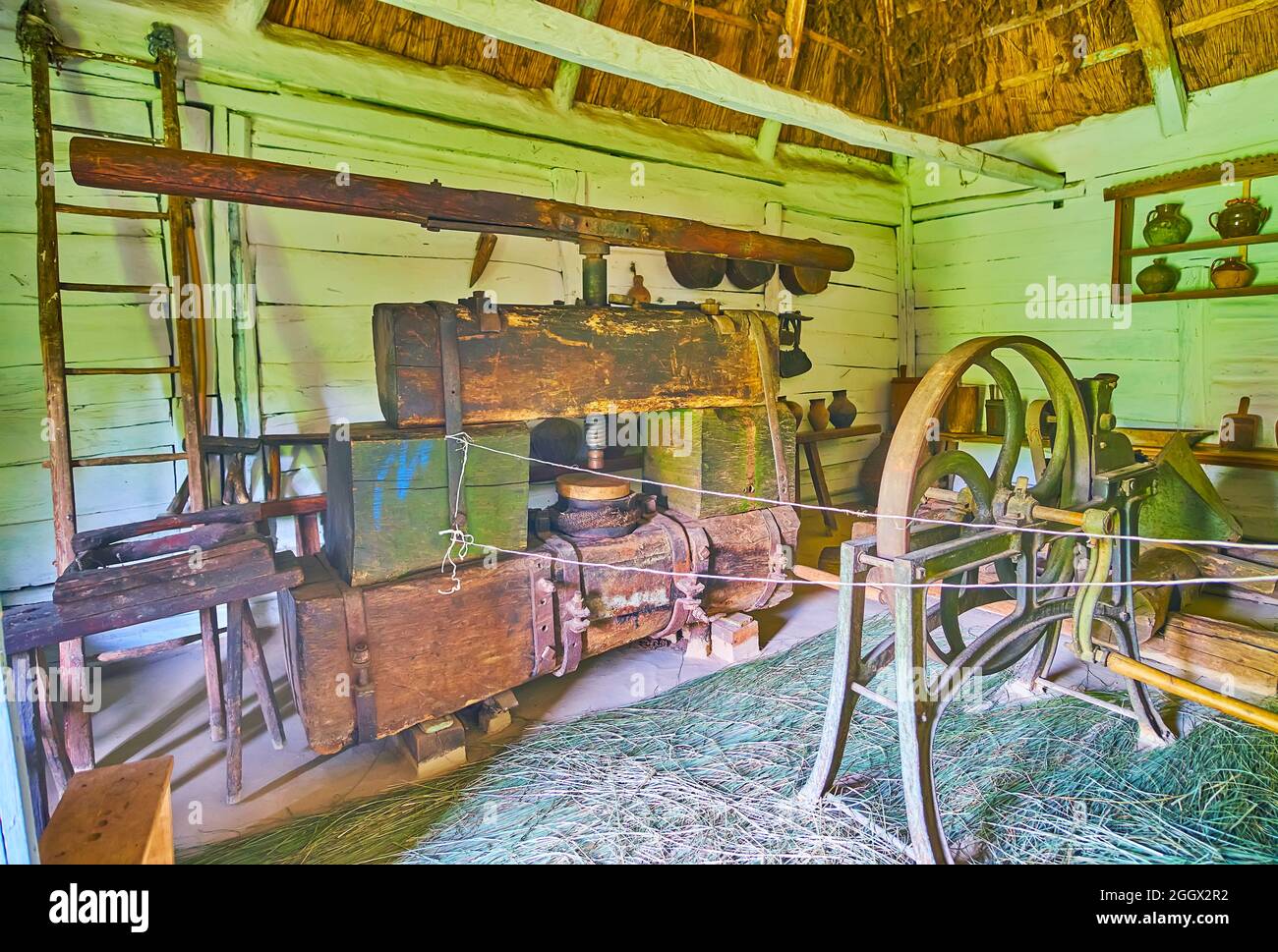 PEREIASLAV, UCRAINA - 22 MAGGIO 2021: Interno del vecchio laboratorio di apicoltura con diverse attrezzature in legno per la produzione di miele e miele, Perei Foto Stock