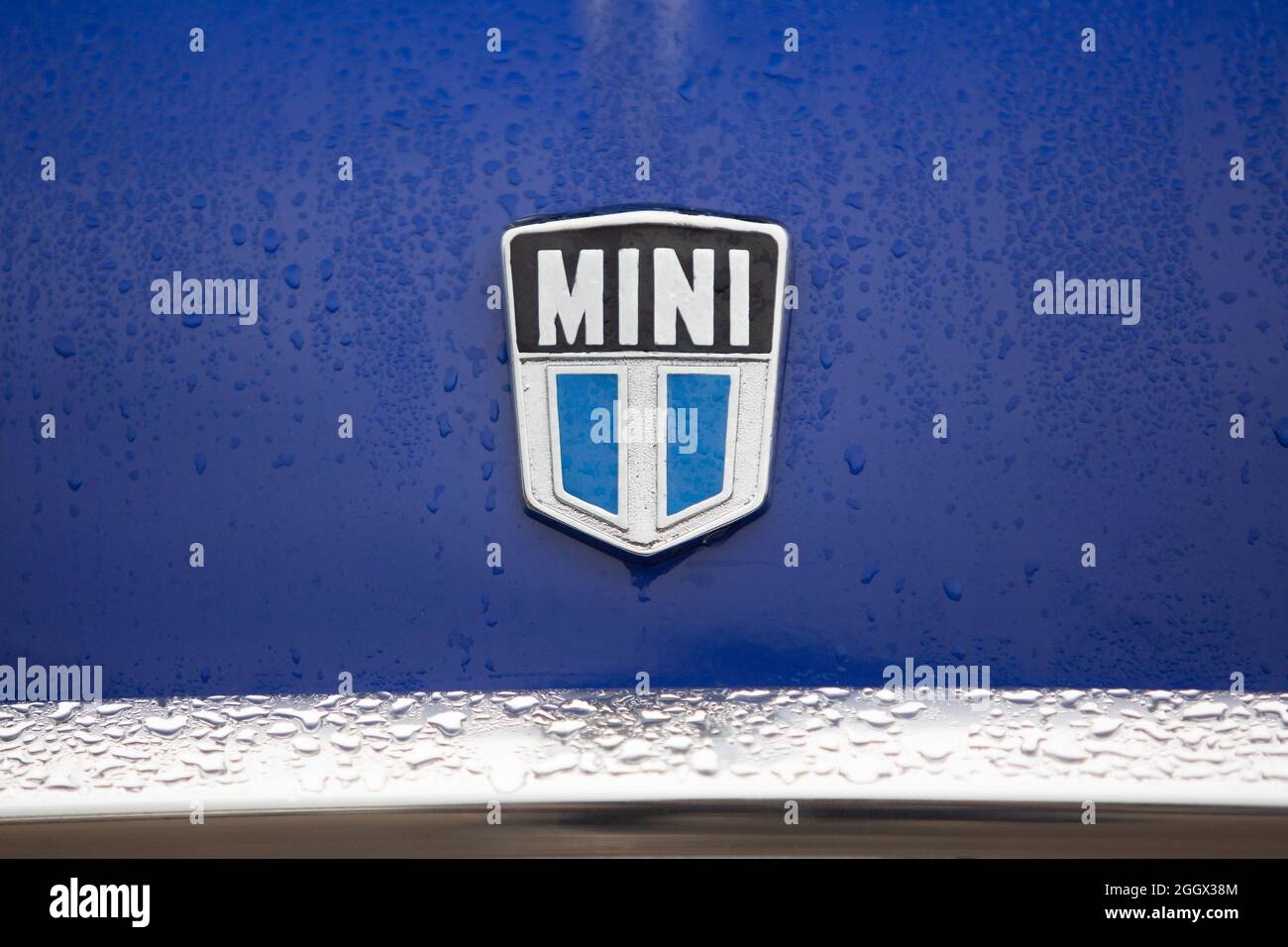 Cobreces, Spagna - 14 agosto 2021: Mostra di automobili pubbliche. Logo del marchio Mini su un Mini blu Foto Stock