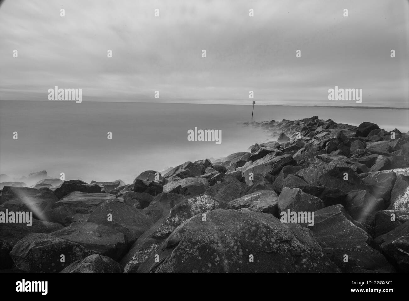Onde che si infrangono lungo la costa gallese Foto Stock