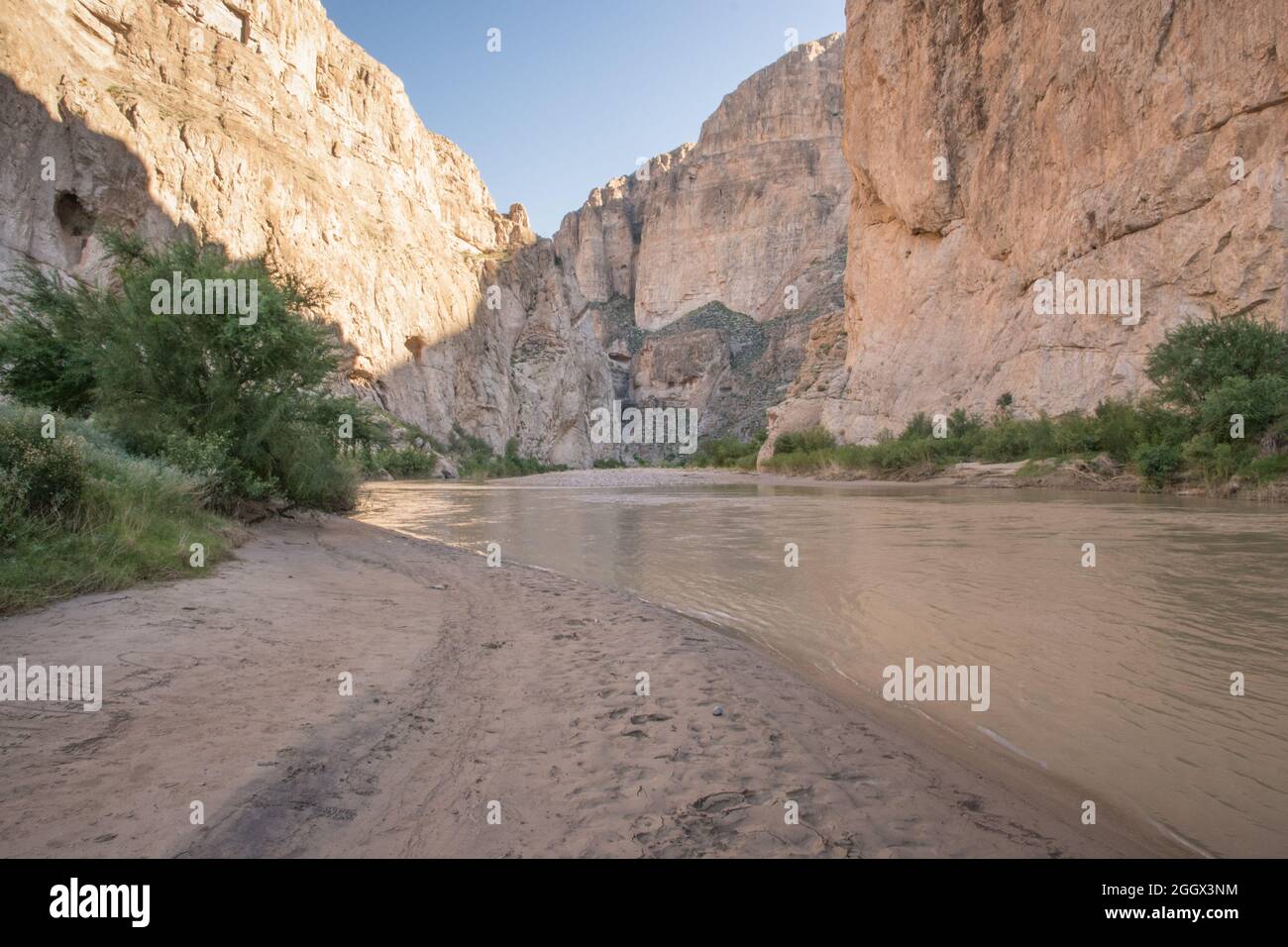Ingresso alla spiaggia di sabbia al Rio Grande nel Parco Nazionale di Big Bend. Foto Stock