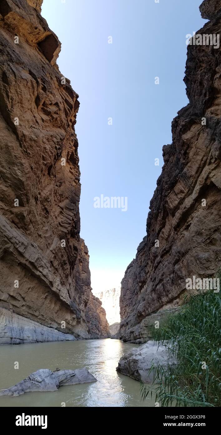 Cielo blu limpido sul Rio Grande nel Canyon di Santa Elena nel Big Bend National Park, Texas. Foto Stock