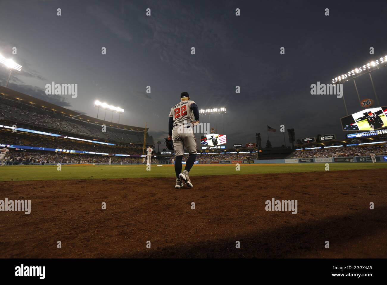 Atlanta Braves centro fielder joc Pederson (22) cammina sul campo durante una partita MLB stagione regolare contro i Los Angeles Dodgers, Martedì, Augus Foto Stock