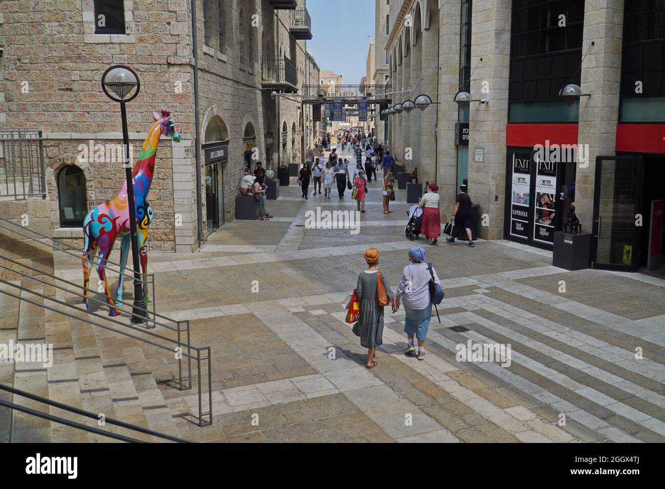 GERUSALEMME, ISRAELE - 11 agosto 2021: Una foto del Mamilla Mall, una strada commerciale nella parte superiore di Gerusalemme, Israele Foto Stock