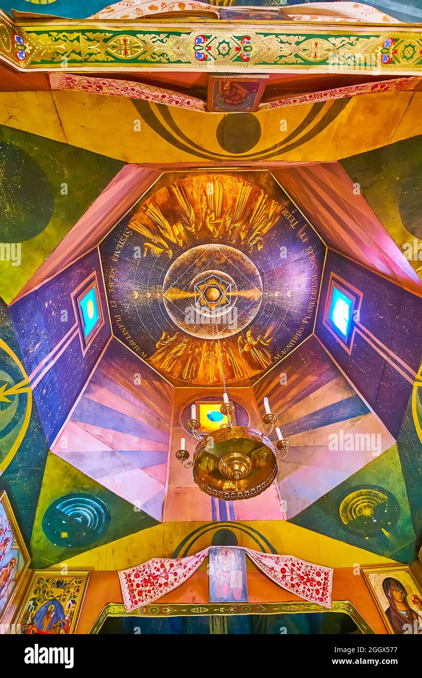 PEREIASLAV, UCRAINA - 22 MAGGIO 2021: La cupola interna del Museo della Storia della Chiesa Ortodossa Ucraina è coperta da murales colorati, Pereiaslav Scansen, Foto Stock