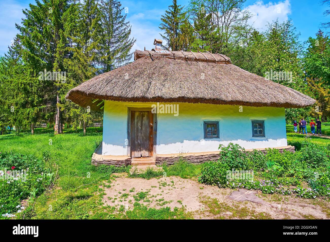 La piccola casa di hata imbiancata in adobe del custode della chiesa (casa di controllo della chiesa), che si trova a Pereiaslav Scansen, Ucraina Foto Stock