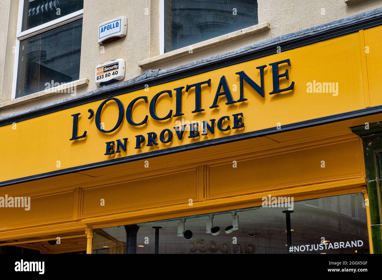 Cork, Irlanda - 14 luglio 2021: Il cartello per il negozio di LOccitane en Provence nella città di Cork Foto Stock