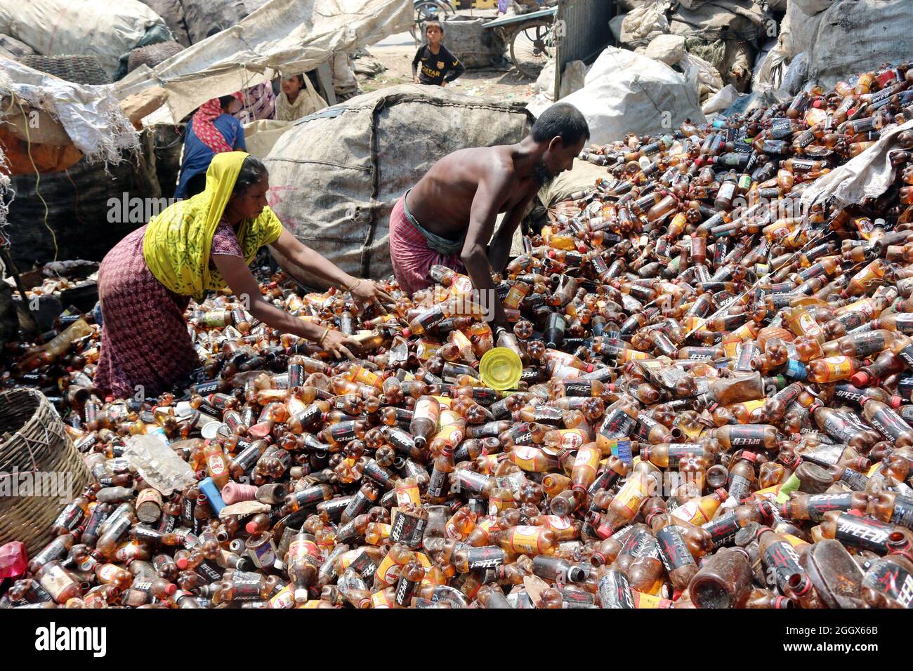 Non esclusiva: DHAKA, BANGLADESH -3 SETTEMBRE: I lavoratori separano le bottiglie di polietilene tereftalato (PET) in una fabbrica di riciclaggio alla periferia di Foto Stock