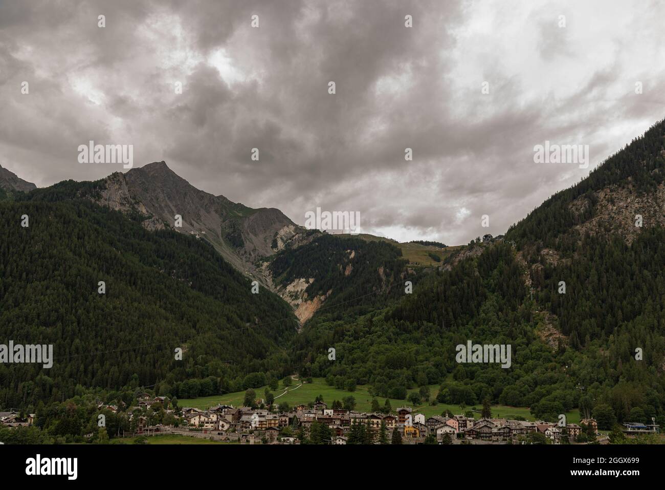 Courmayeur. È un comune italiano di 2 727 abitanti nell'alta Valdigne, in Valle d'Aosta: Una rinomata località turistica invernale ed estiva nell'Alp Foto Stock