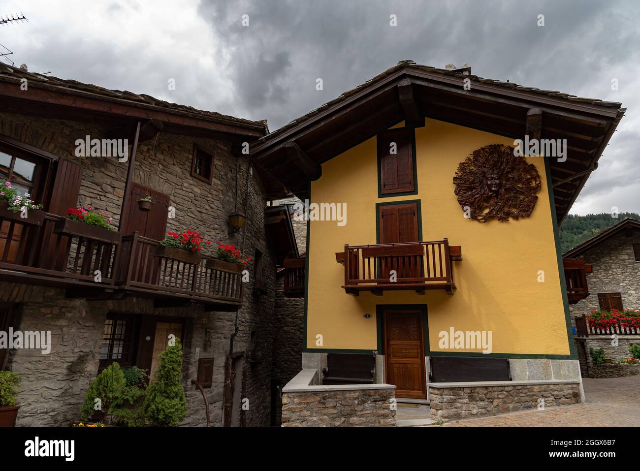 Courmayeur. È un comune italiano di 2 727 abitanti nell'alta Valdigne, in Valle d'Aosta: Una rinomata località turistica invernale ed estiva nell'Alp Foto Stock