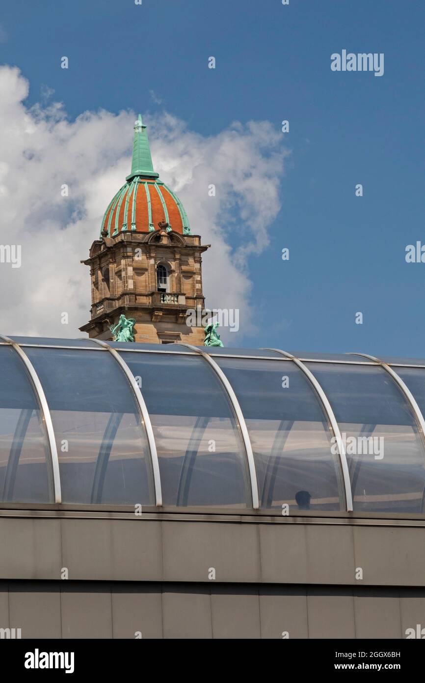 Detroit, Michigan - la torre del 1902 Beaux Arts vecchio Wayne County Building si erge su un moderno passaggio pedonale in vetro e cemento tra l'altro centro Foto Stock