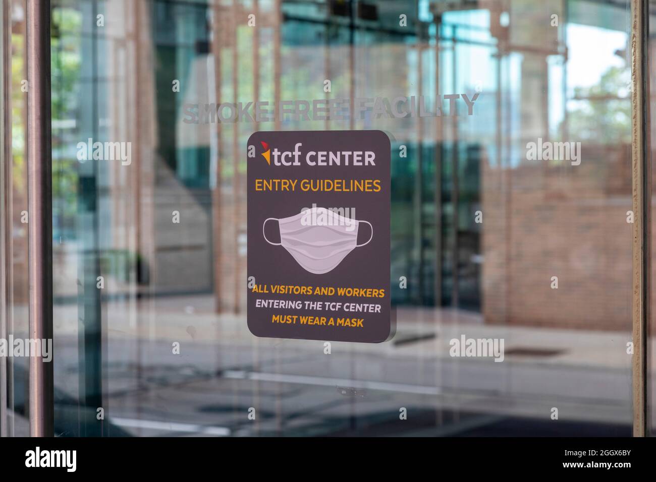 Detroit, Michigan - con l'aumento di 19 casi nel Michigan a causa della variante Delta altamente contagiosa, il centro convegni TCF di Detroit richiede maschere Foto Stock