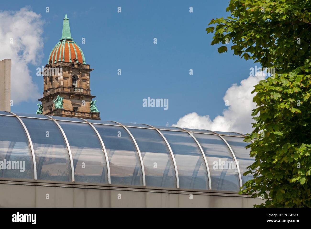 Detroit, Michigan - la torre del 1902 Beaux Arts vecchio Wayne County Building si erge su un moderno passaggio pedonale in vetro e cemento tra l'altro centro Foto Stock