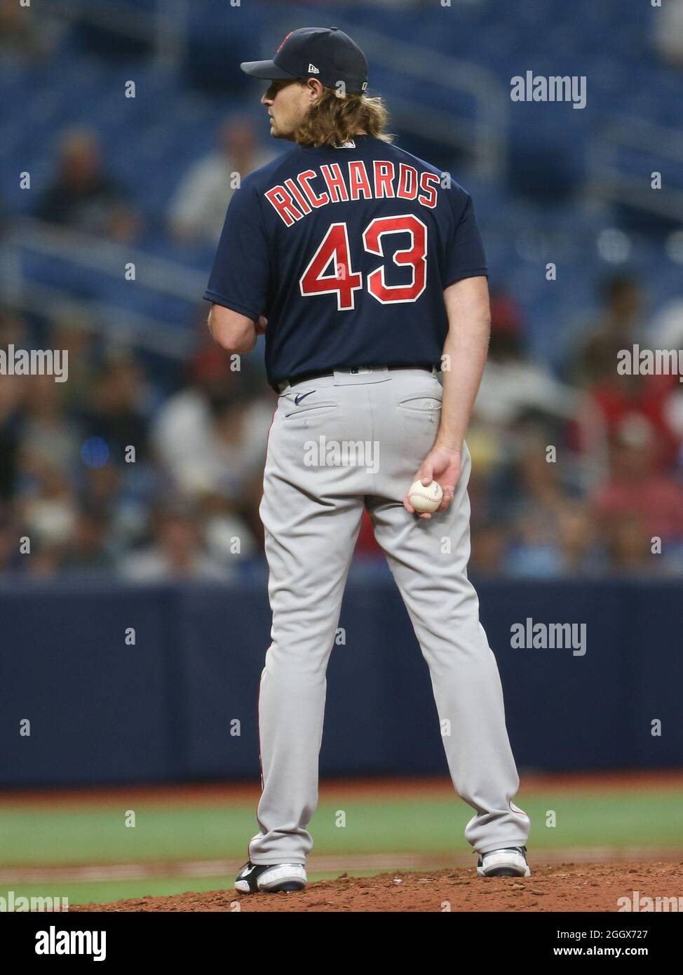 San Pietroburgo, Florida. USA; Boston Red Sox lanciando il lanciatore Garrett Richards (43) cerca il segno dal catcher Christian Vazquez (7) durante un importante l Foto Stock