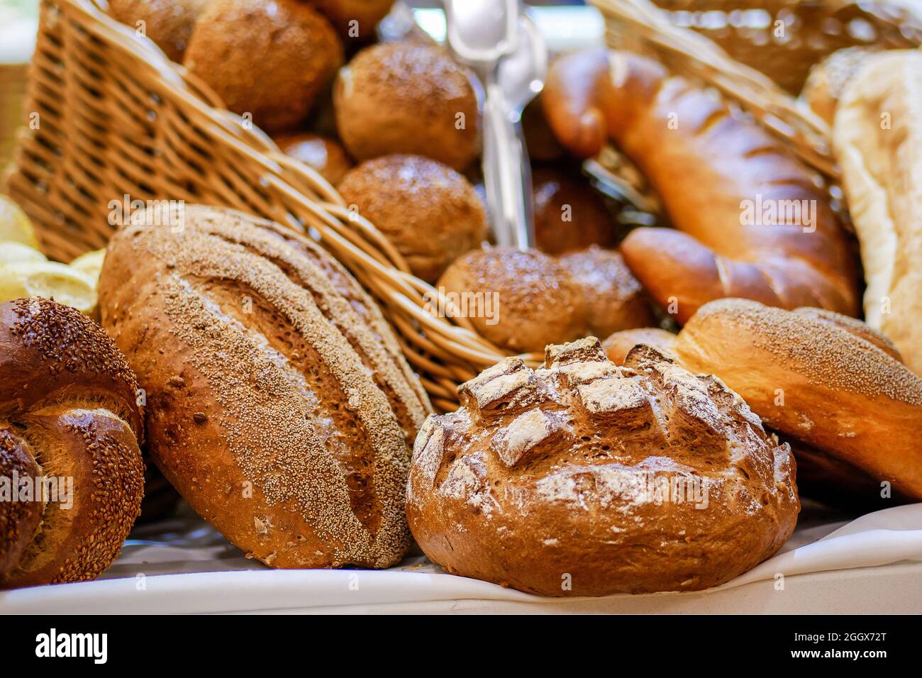 Pane vario su scaffale e nel cestino, pane fatto in casa. Pane