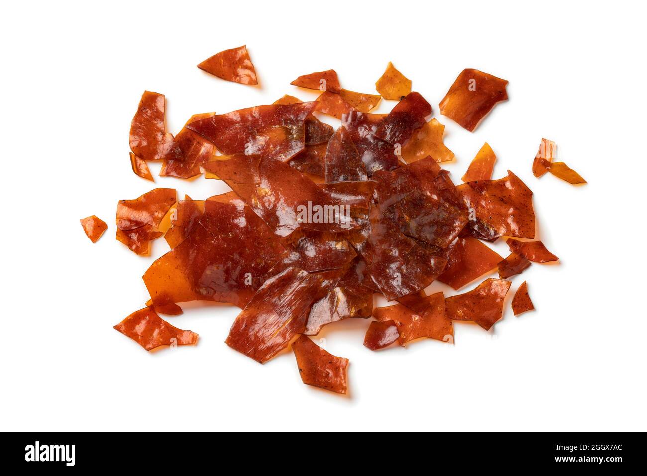 Mucchio di scaglie di Shellac marrone isolato su sfondo bianco Foto Stock
