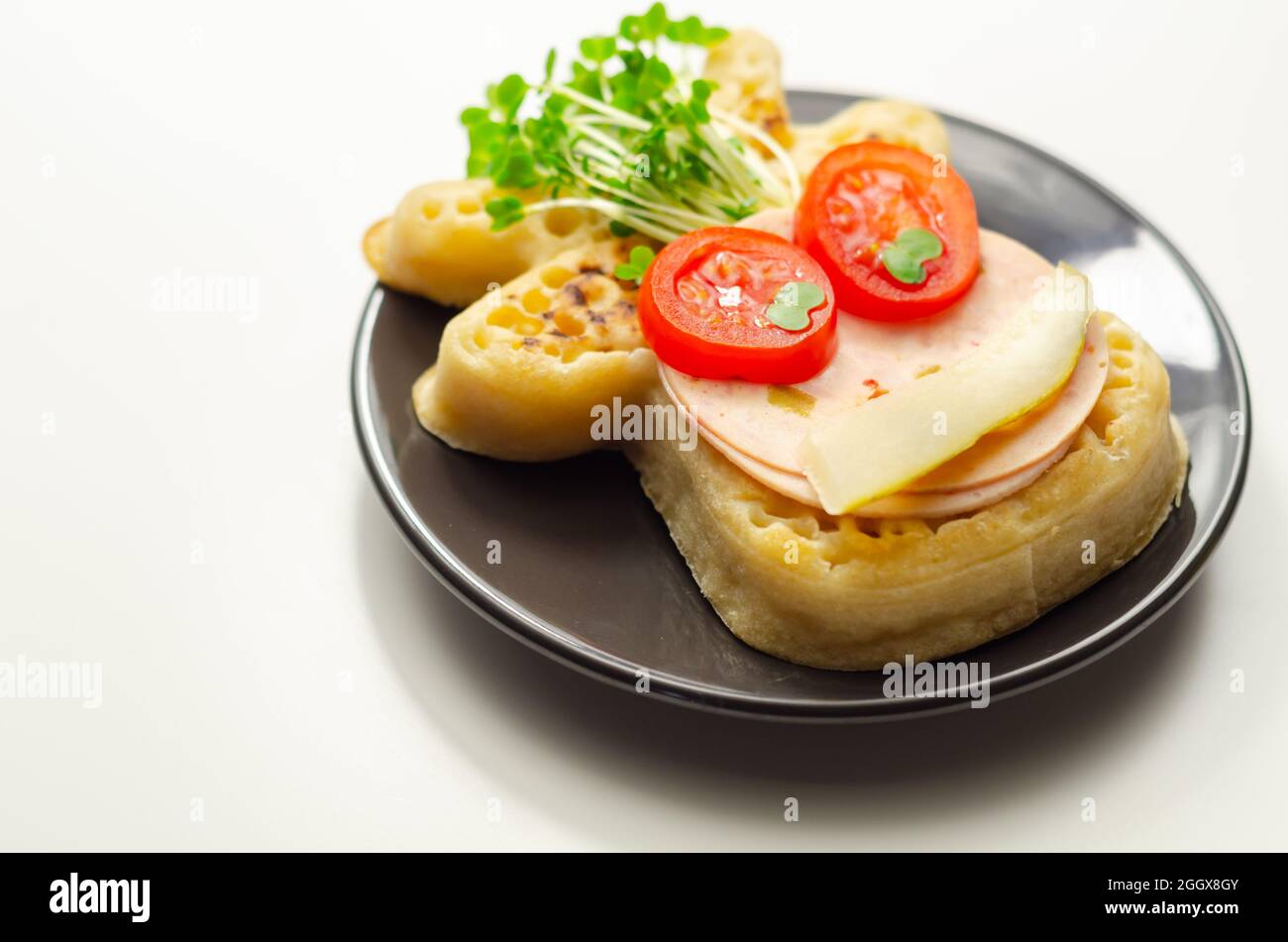 Briciole a forma di renna servite con prosciutto, pomodoro, cetriolo e crescione, cibo divertente Foto Stock