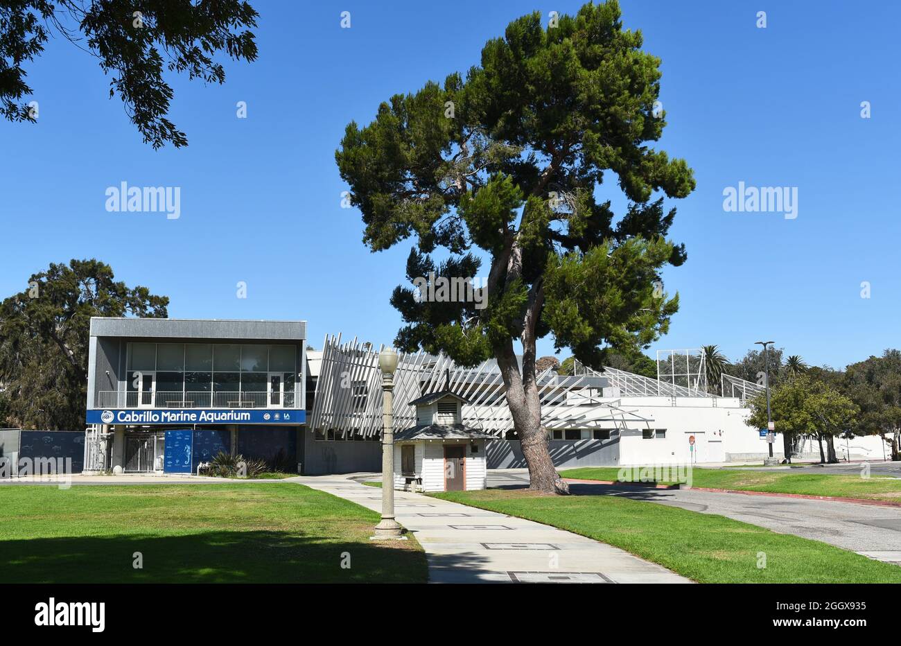 SAN PEDRO, CALIFORNIA - 27 AGO 2021: Il Cabrillo Marine Aquarium dispone di spazi espositivi interni ed esterni. Foto Stock