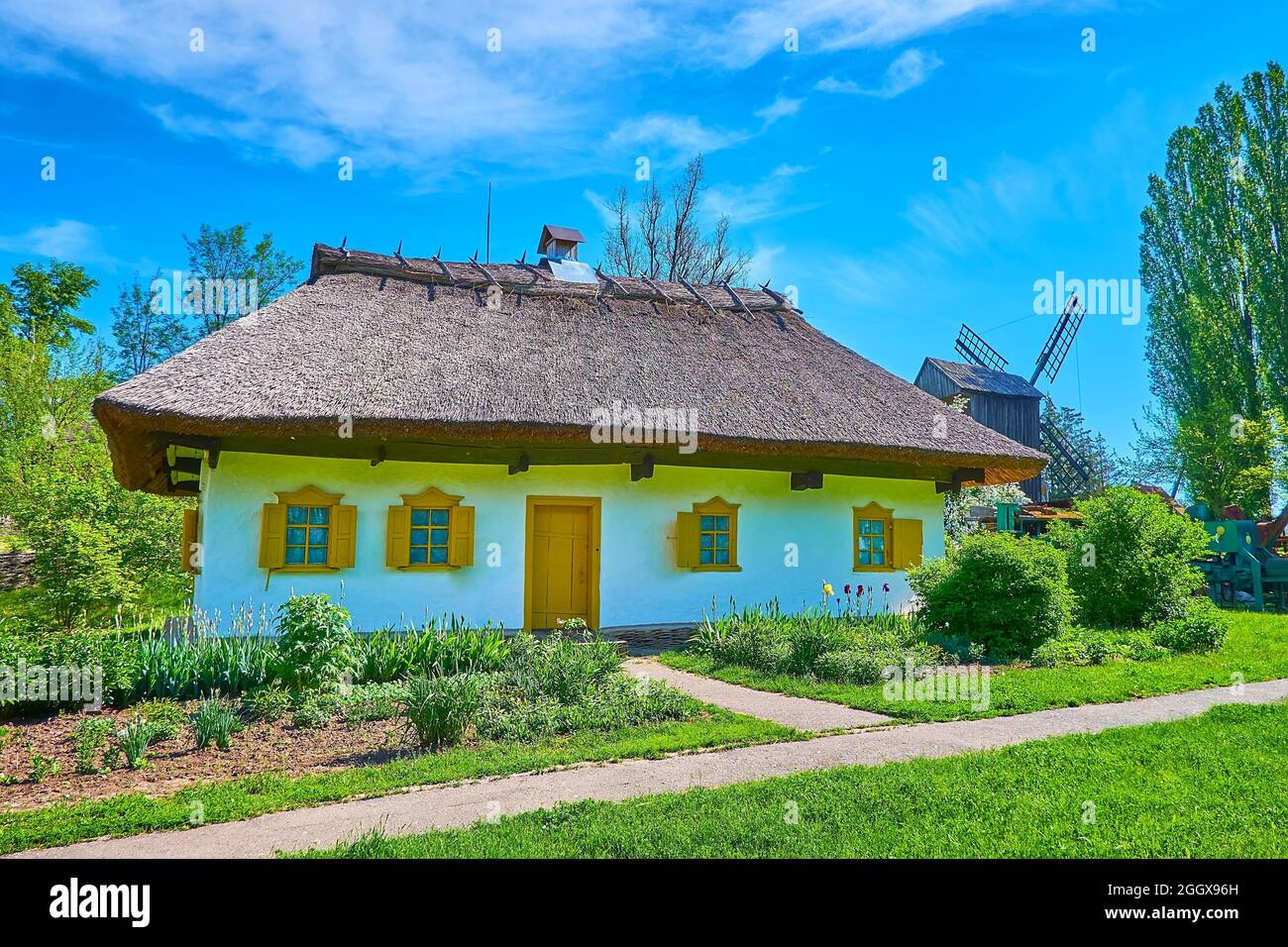 La facciata della casa di hata imbiancata con tetto di paglia, Pereiaslav Scansen, Ucraina Foto Stock